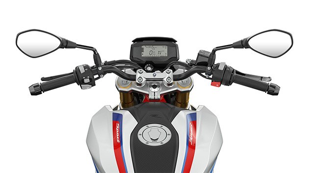 Wir sehen den Lenker und die Bedienelemente der G 310 R.