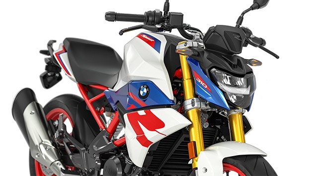 Wir sehen die serienmäßigen LED-Scheinwerfer und Blinker der G 310 R.