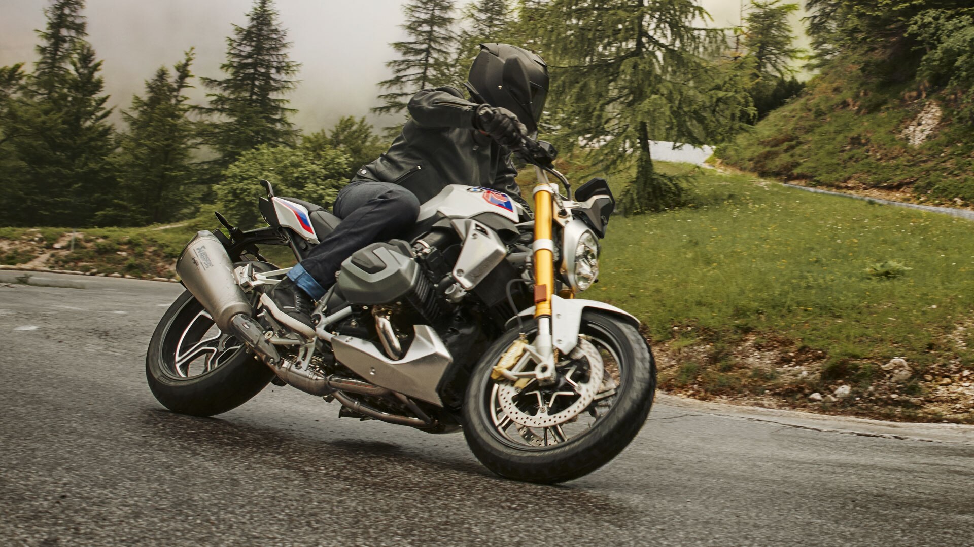 Fahrszene mit der BMW R 1250 R
