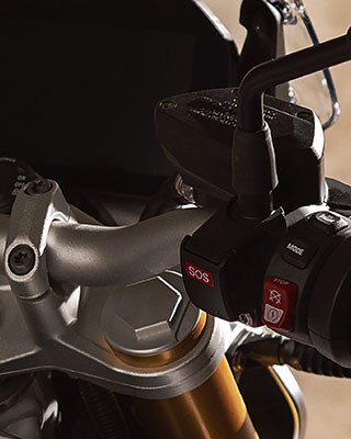 BMW R 1250 R mit Detailansicht auf BMW R 1250 R mit Blick auf Tank, Lenker und Displaydie Zylinderkopfhaube und dem ShiftCam Schriftzug