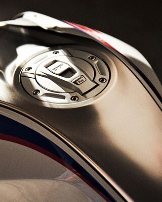 Der Tank der BMW R 1250 R mit Tankmittelcover aus Edelstahl