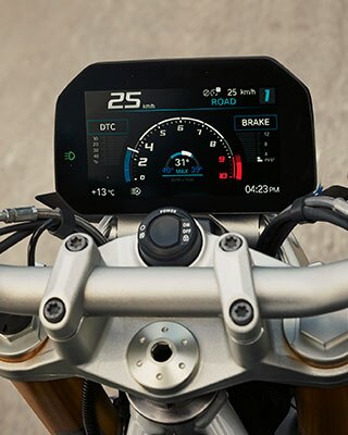 BMW R 1250 R with handlebars and TFT display in focus