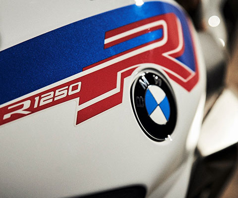 BMW R 1250 R im Style Sport mit dem Tank im Mittelpunkt