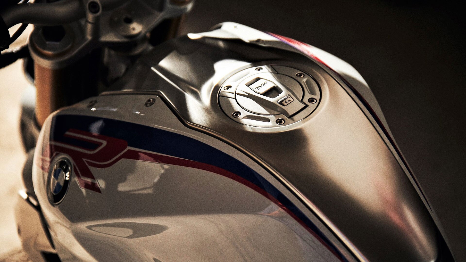 Der Tank der BMW R 1250 R mit Tankmittelcover aus Edelstahl