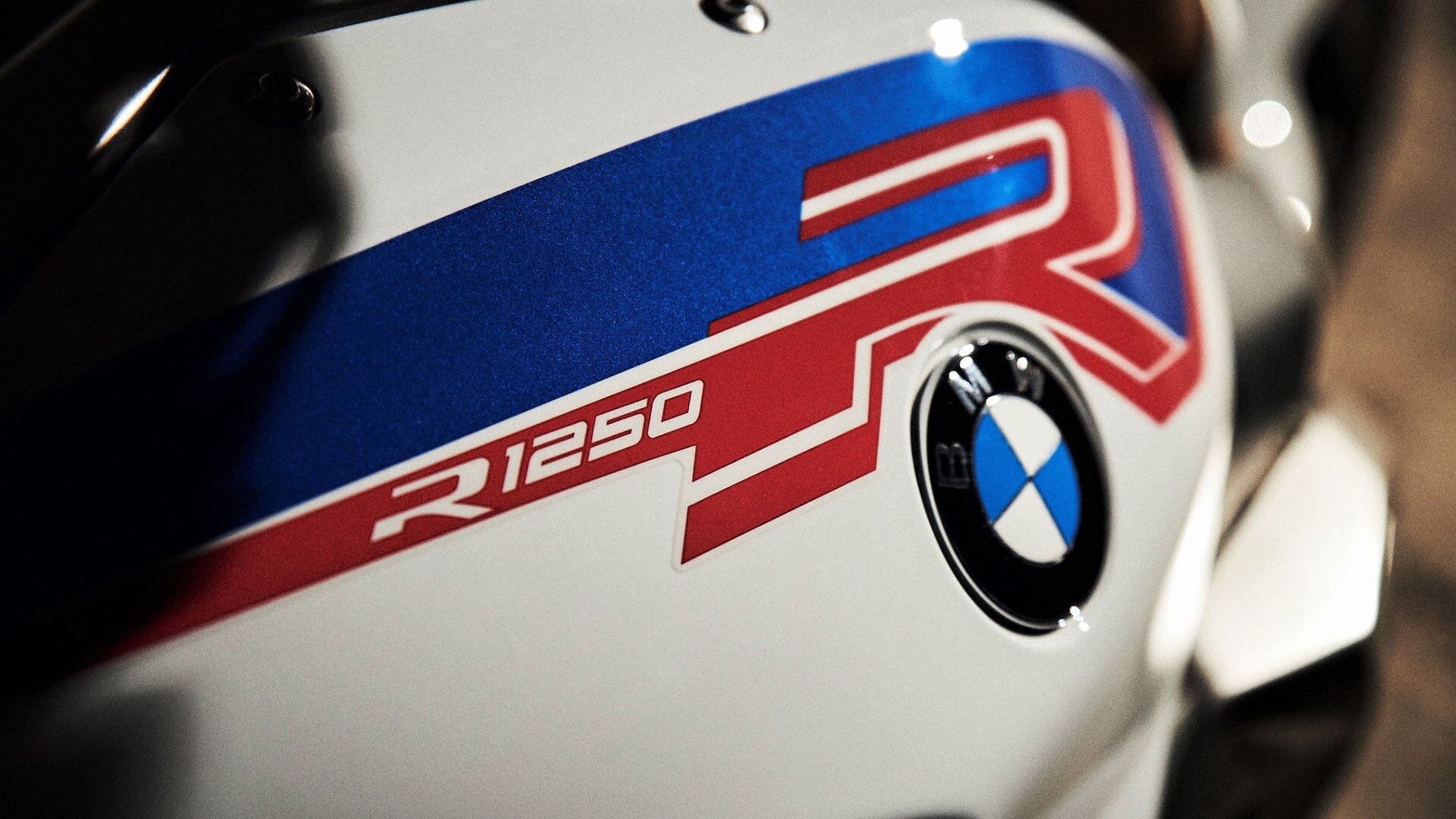 BMW R 1250 R im Style Sport mit dem Tank im Mittelpunkt