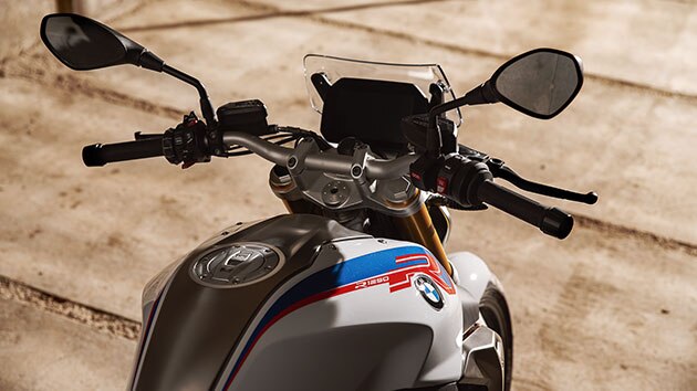 BMW R 1250 R mit Detailansicht auf BMW R 1250 R mit Blick auf Tank, Lenker und Displaydie Zylinderkopfhaube und dem ShiftCam Schriftzug