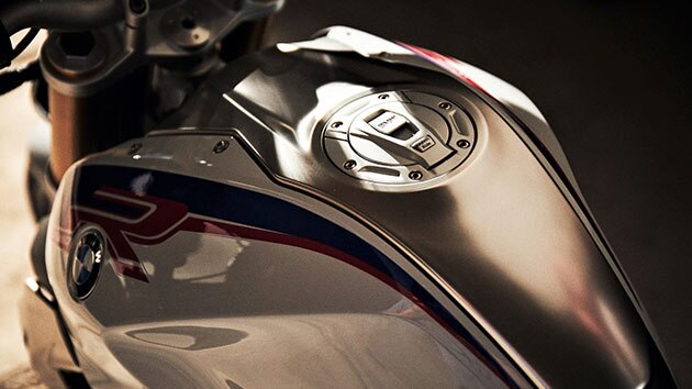 Der Tank der BMW R 1250 R mit Tankmittelcover aus Edelstahl