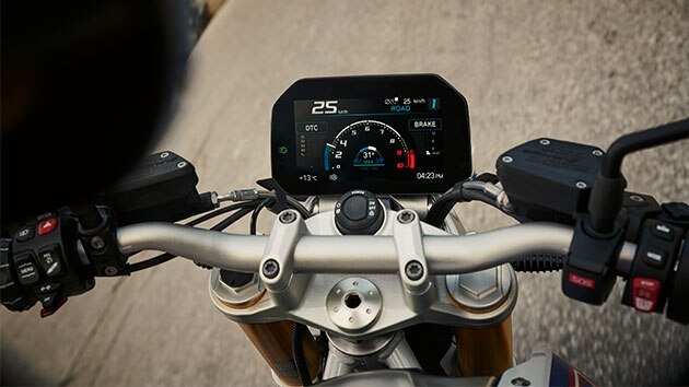 BMW R 1250 R with handlebars and TFT display in focus
