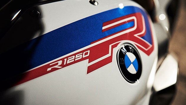 BMW R 1250 R im Style Sport mit dem Tank im Mittelpunkt