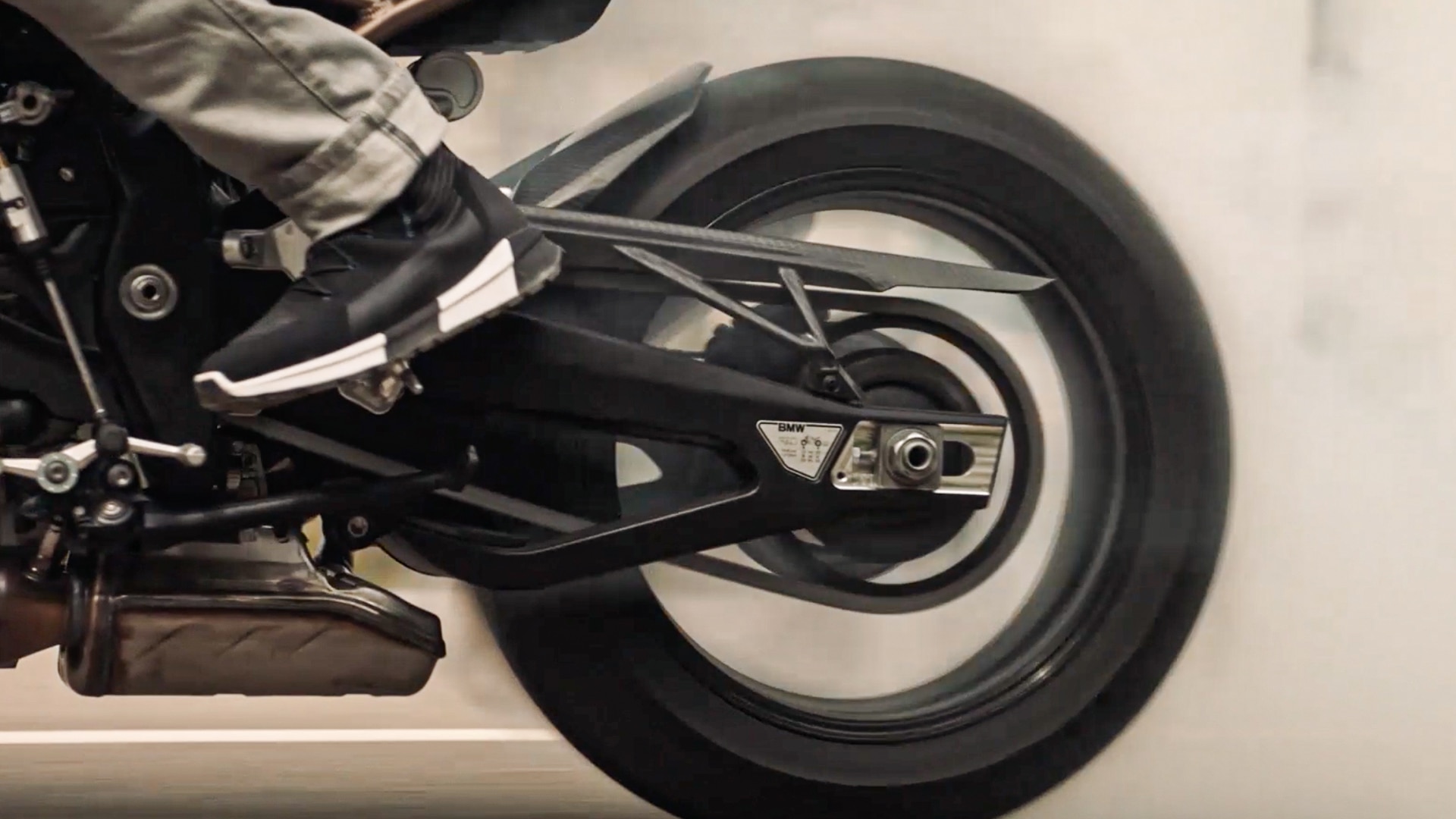 Wir sehen eine Fahrsequenz mit durchdrehenden Reifen der S 1000 R.