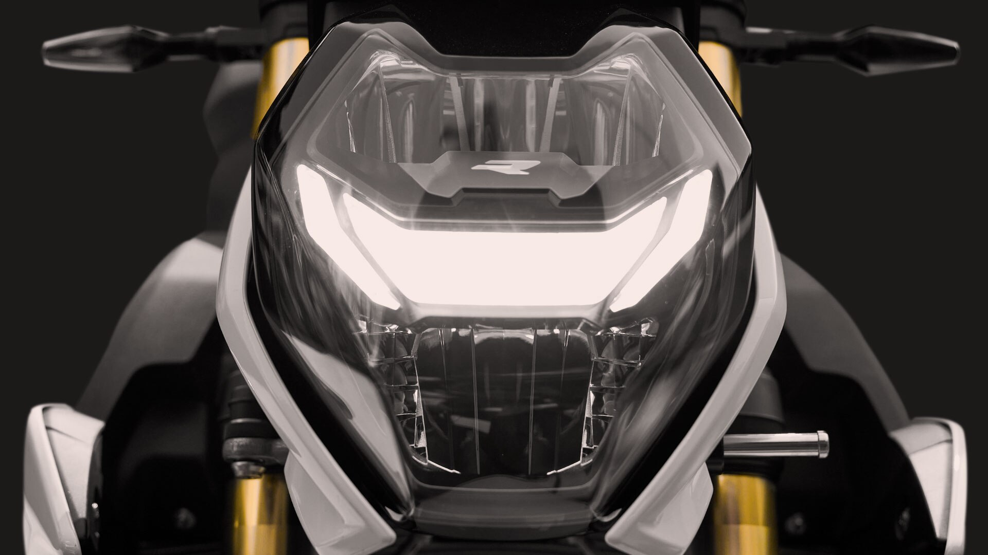 Wir sehen den LED-Scheinwerfer der S 1000 R.