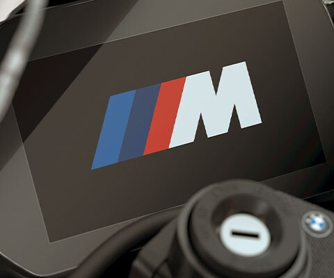Wir sehen die Aufstart Animation mit M Logo im Cockpit der M RR.
