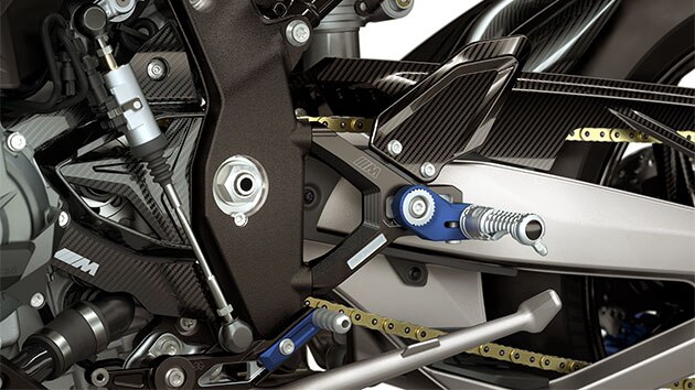 Wir sehen die M Frästeile und M Carbonparts der M RR im Bereich der Fußrastenanlage.