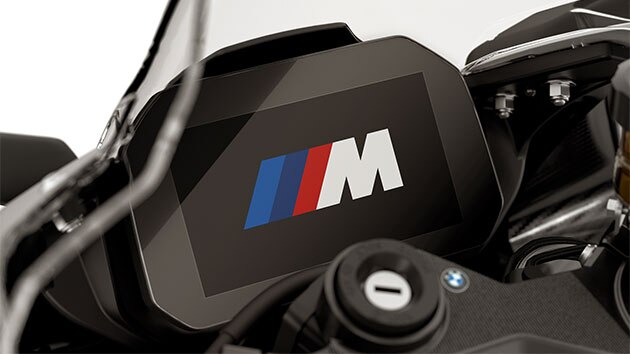 Wir sehen die Aufstart Animation mit M Logo im Cockpit der M RR.