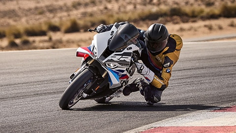 S 1000 RR auf einer Rennstrecke fahrend
