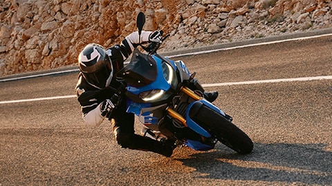 Fahraufnahme der R 1250 RS mit Sozius.