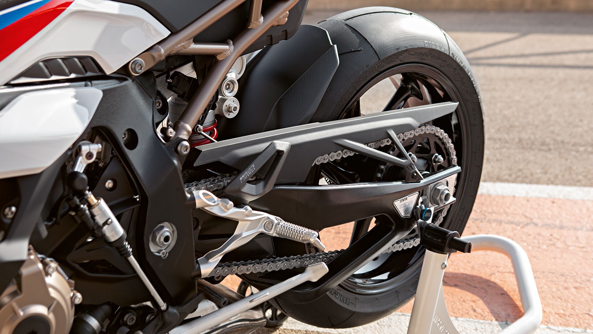 BMW RR Unterzugschwinge in Serienproduktion