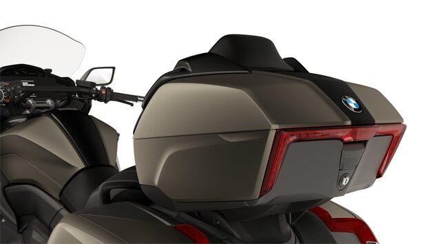 Fokus auf das Topcase mit LED-Rücklicht der K 1600 Grand America.