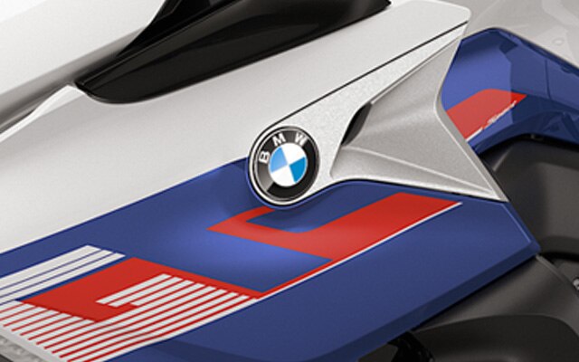 K 1600 GT in Lightwhite uni/Racingblue metallic/ Racingred uni.