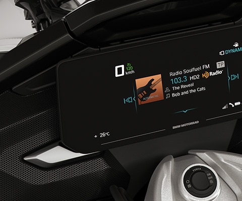Fokus auf das TFT-Display und die Boxen der K 1600 GTL.