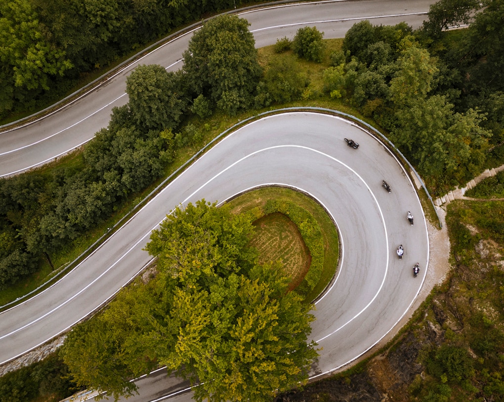 Kurvenreiche Straße in hügeliger Landschaft