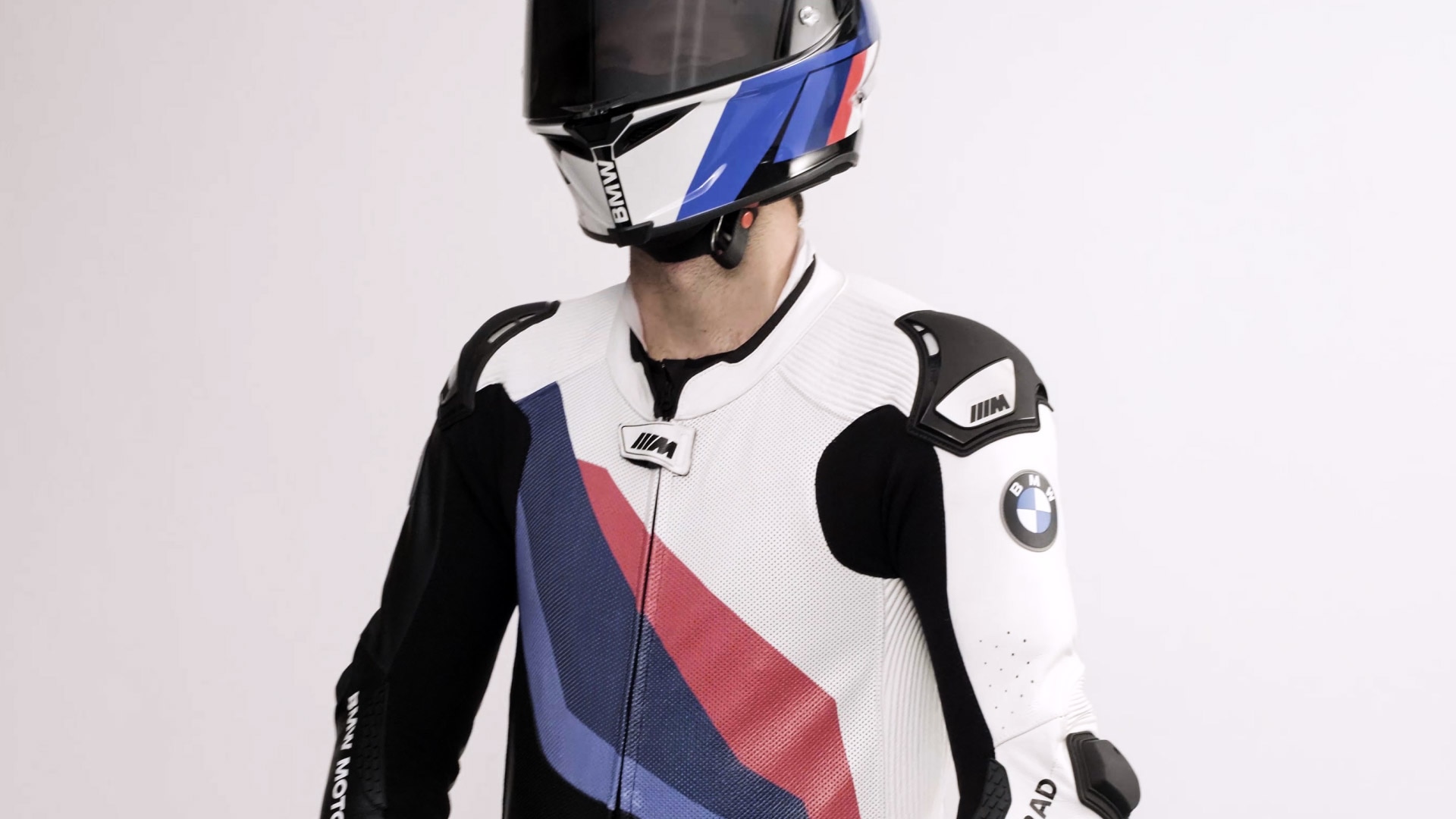 Ein Video, in dem der Anzug M Pro Race Comp von BMW Motorrad vorgestellt wird – inklusive durchdachter Sicherheitsfeatures für Racer.