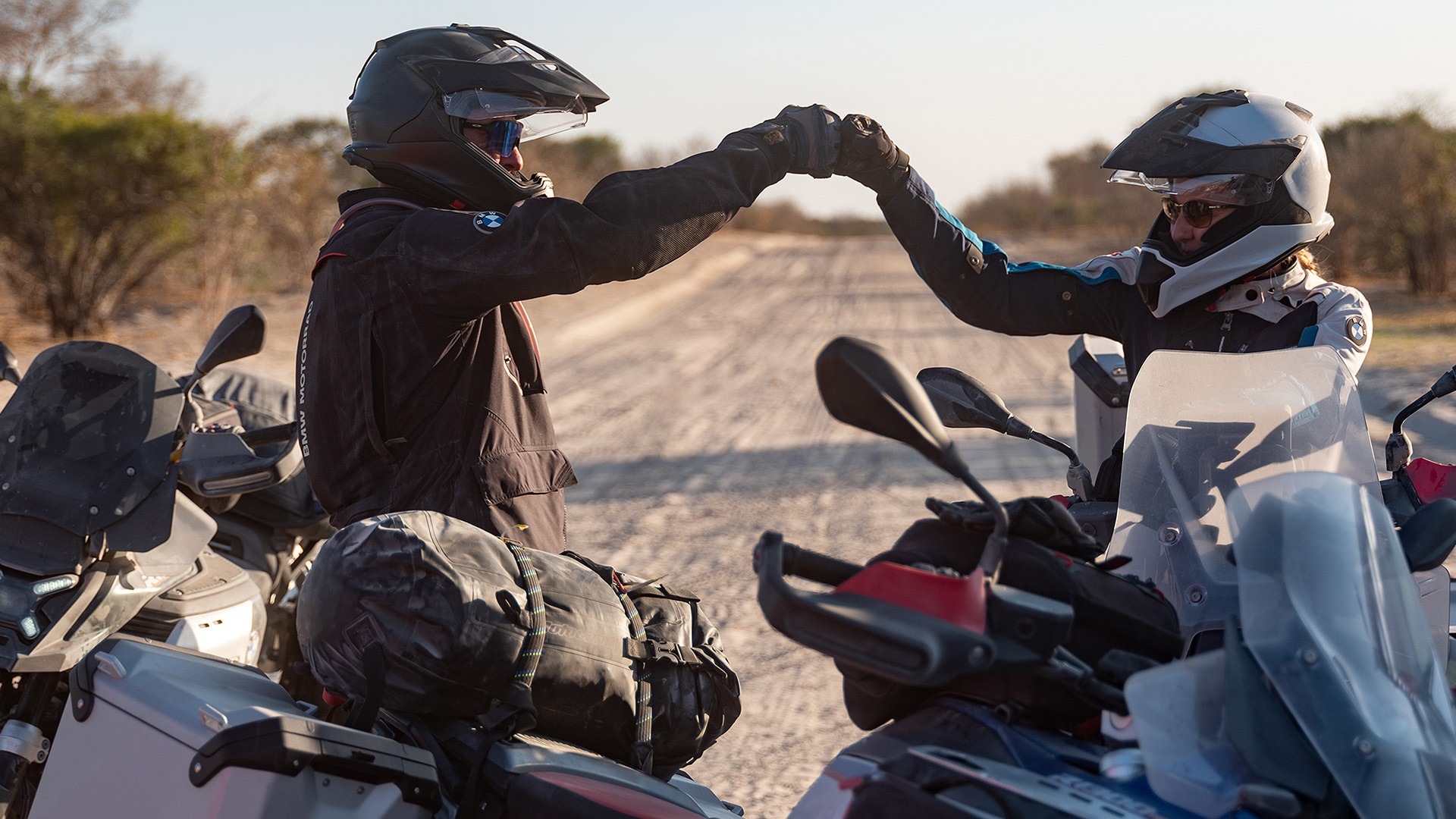 Zwei Fahrer auf BMW Motorrädern