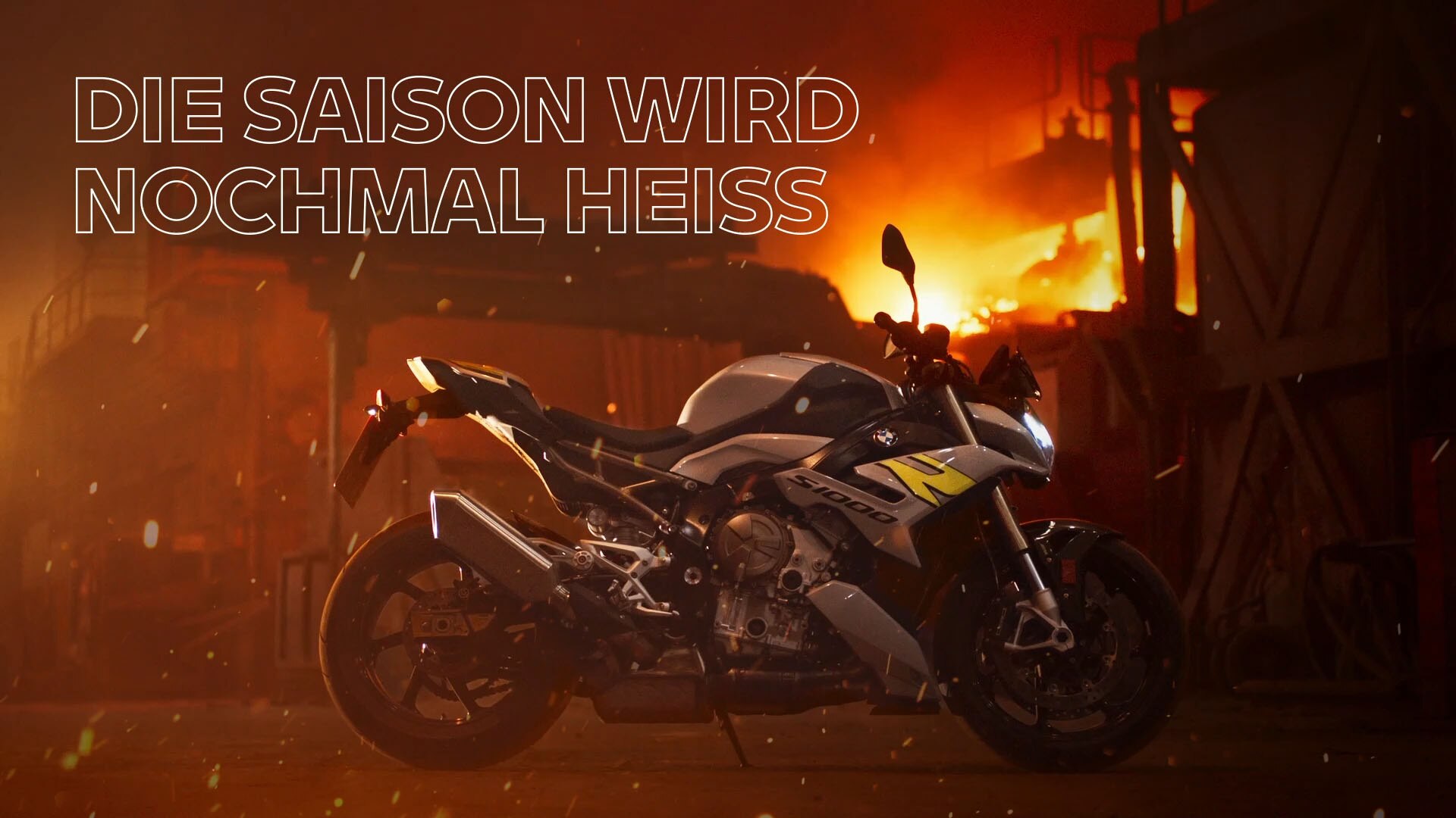 Das animierte Bild zeigt Funkenflug, die S 1000 R im Profil und im Hintergrund eine Scheune in Flammen.